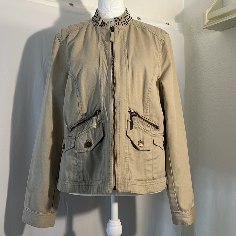 Chico’s beige/tan 100%cotton zip up short jacket size 1, 5 front pockets M/8